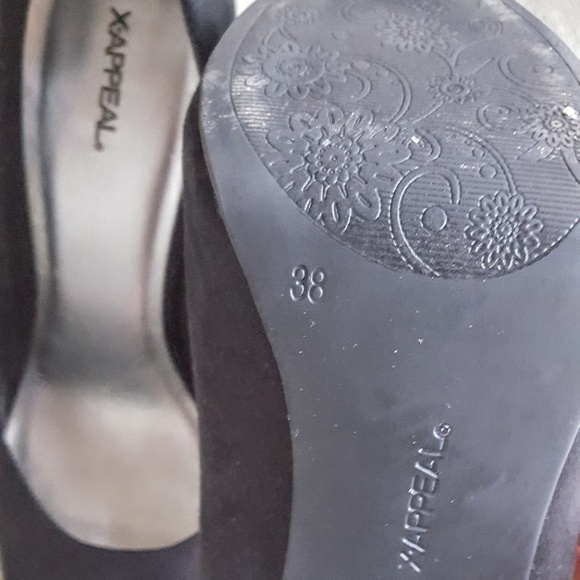 EUC Classic Black Pumps - Picture 2 of 2